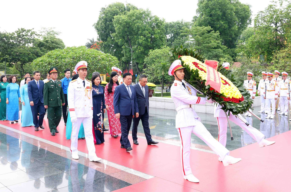 Đoàn đại biểu Thành ủy, Hội đồng Nhân dân, Ủy ban Nhân dân, Mặt trận Tổ quốc Việt Nam thành phố Hà Nội tới đặt vòng hoa tưởng niệm các Anh hùng Liệt sỹ. (Ảnh: Phạm Kiên/TTXVN)