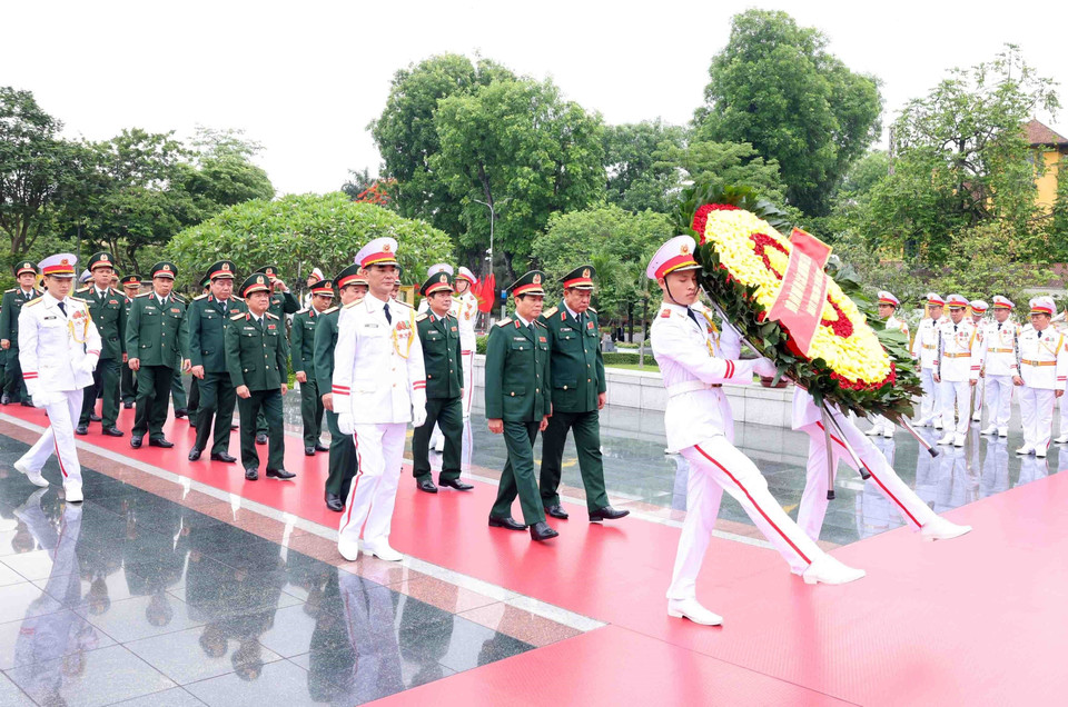 Đoàn đại biểu Quân ủy Trung ương - Bộ Quốc phòng tới đặt vòng hoa tưởng niệm các Anh hùng Liệt sỹ. (Ảnh: Phạm Kiên/TTXVN)