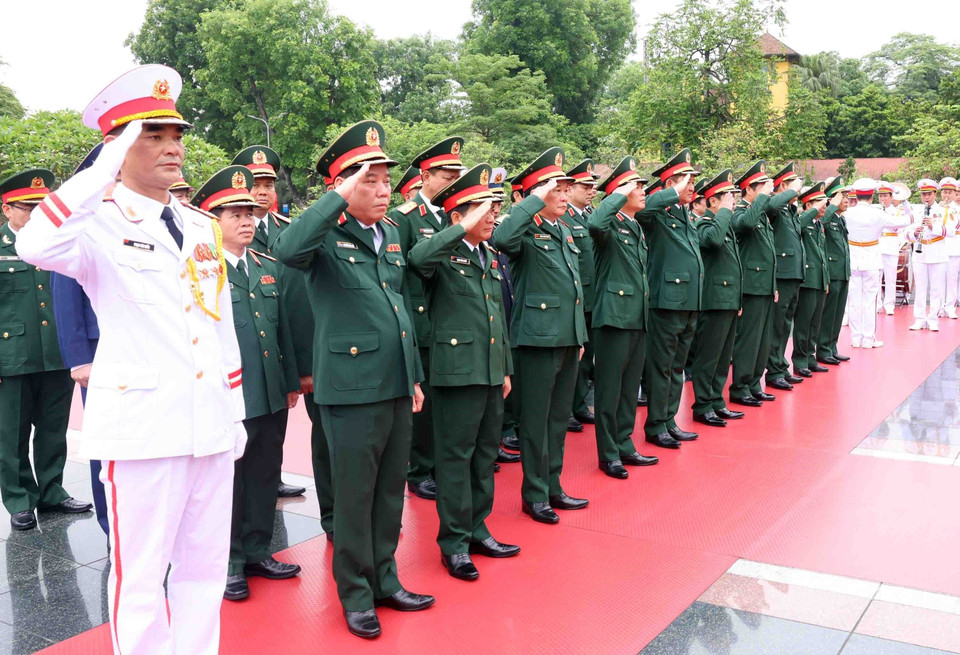 Đoàn đại biểu Quân ủy Trung ương - Bộ Quốc phòng tới đặt vòng hoa tưởng niệm các Anh hùng Liệt sỹ. (Ảnh: Phạm Kiên/TTXVN)