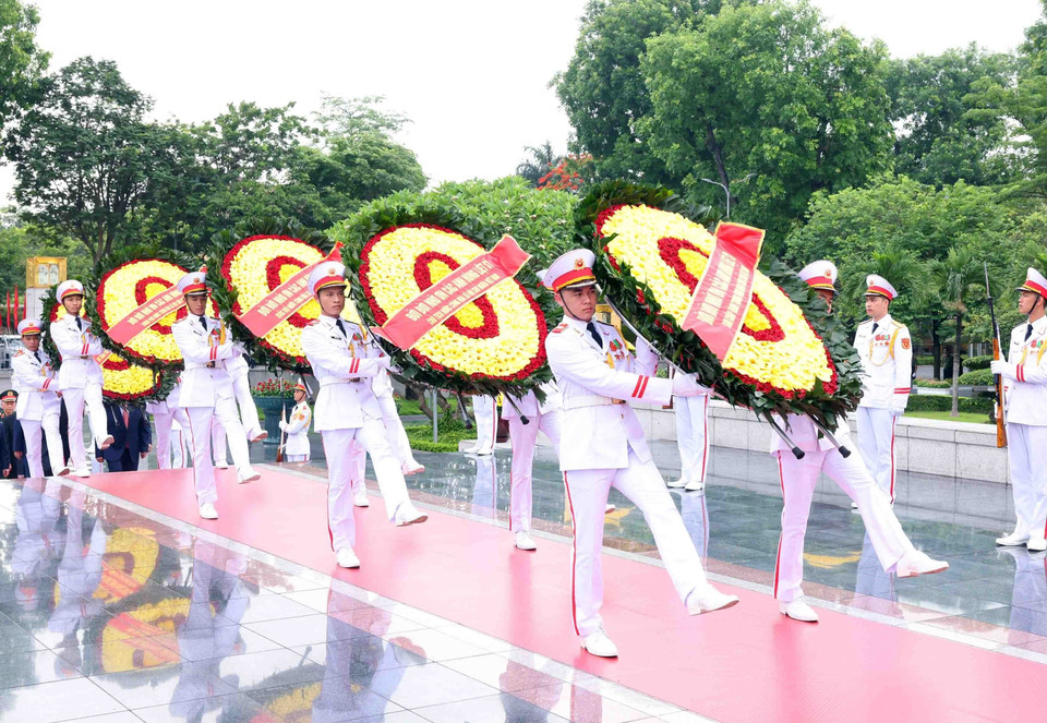 Đoàn đại biểu Lãnh đạo, nguyên Lãnh đạo Đảng, Nhà nước tới đặt vòng hoa tưởng niệm các Anh hùng Liệt sỹ tại Ðài tưởng niệm các Anh hùng liệt sỹ ở đường Bắc Sơn. (Ảnh: Phạm Kiên/TTXVN)