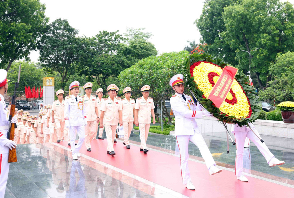 Đoàn đại biểu Đảng ủy Công an Trung ương - Bộ Công an tới đặt vòng hoa tưởng niệm các Anh hùng Liệt sỹ. (Ảnh: Phạm Kiên/TTXVN)