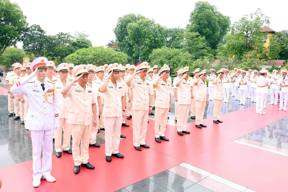 Đoàn đại biểu Đảng uỷ Công an Trung ương - Bộ Công an tới đặt vòng hoa tưởng niệm các Anh hùng Liệt sỹ. (Ảnh: Phạm Kiên/TTXVN)