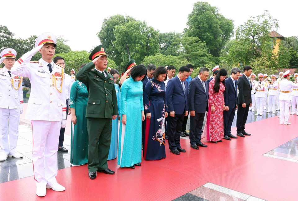Đoàn đại biểu Thành ủy, Hội đồng Nhân dân, Ủy ban Nhân dân, Mặt trận Tổ quốc Việt Nam thành phố Hà Nội tới đặt vòng hoa tưởng niệm các Anh hùng Liệt sỹ. (Ảnh: Phạm Kiên/TTXVN)