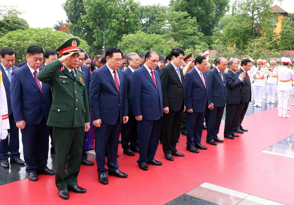 Đoàn đại biểu Lãnh đạo, nguyên Lãnh đạo Đảng, Nhà nước tới đặt vòng hoa tưởng niệm các Anh hùng Liệt sỹ tại Ðài tưởng niệm các Anh hùng liệt sỹ ở đường Bắc Sơn. (Ảnh: Phạm Kiên/TTXVN)