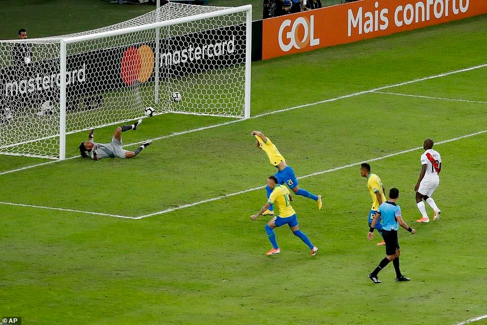 Tuy nhiên, dù chơi thiếu người, Brazil vẫn có thêm bàn thắng thứ 3 ở phút 87.