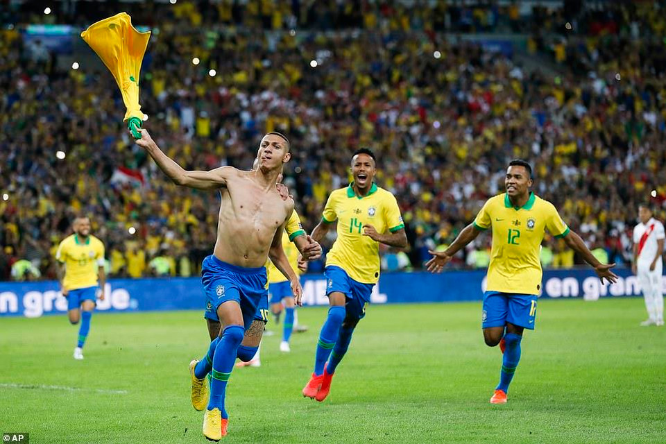 ...sau pha sút phạt 11m thành công của Richarlison.