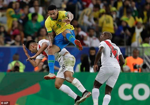 Gabriel Jesus va chạm với cầu thủ đội tuyển Peru ở phút 70...