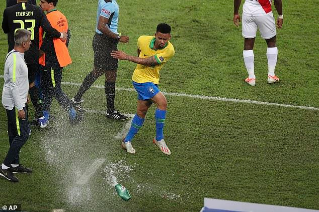 ...và đã có hành động vô cùng tức giận khi rời sân đấu.