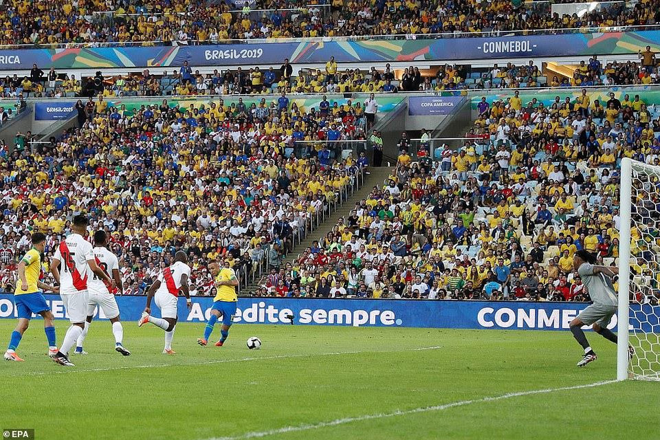 Everton là người mở đầu cho chiến thắng của Brazil...