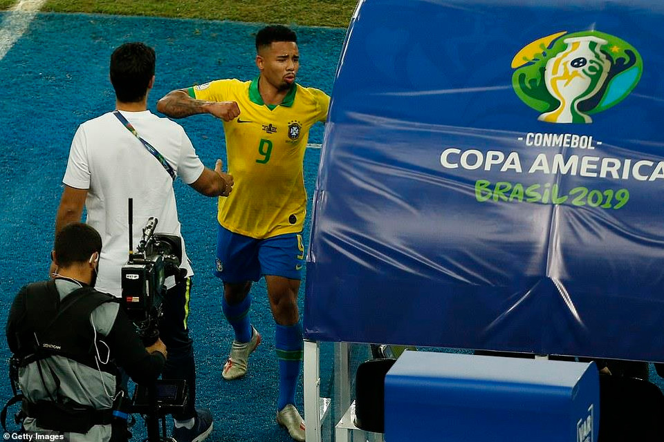 Chân sút 22 tuổi còn tức giận xô ngã bục để cúp trong lúc rời sân.