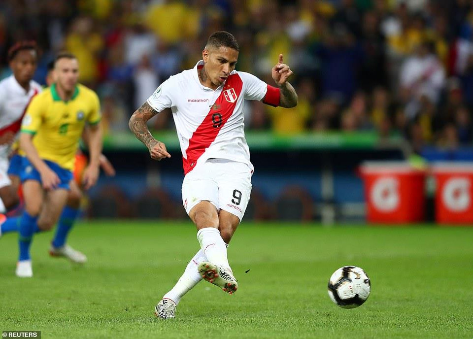 Phút 44, Jose Paolo Guerrero thực hiện thành công quả penalty...