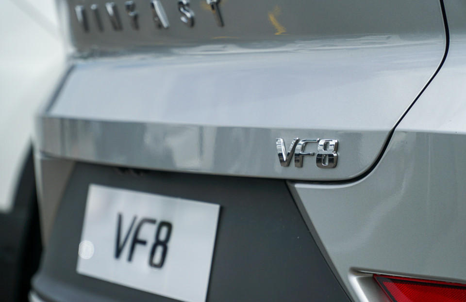 Logo VF8 phía cạnh dưới bên phải nắp đóng cốp xe. (Ảnh: Minh Hiếu/Vietnam+) 