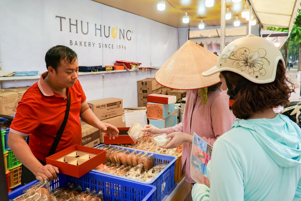 Anh Luân, quản lý kiot bánh Trung Thu Thu Hương cho biết đến thời điểm hiện tại, một số hộp bánh đã cháy hàng. Khách thường mua hộp trong tầm giá từ 300.000-400.000 đồng. (Ảnh: Minh Hiếu/Vietnam+)