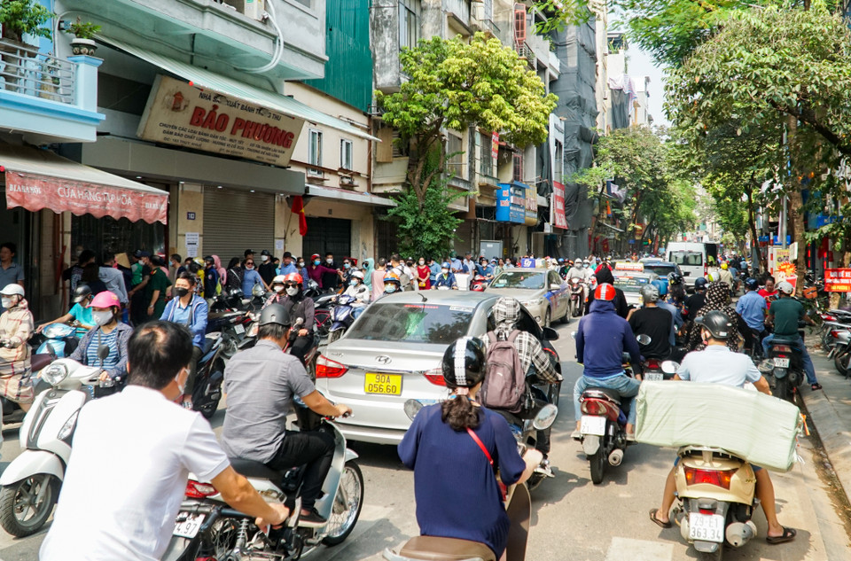 Mật độ giao thông tại phố Thụy Khuê khá dày đặc, tuy nhiên không có hiện tượng tắc đường. (Ảnh: Minh Hiếu/Vietnam+)