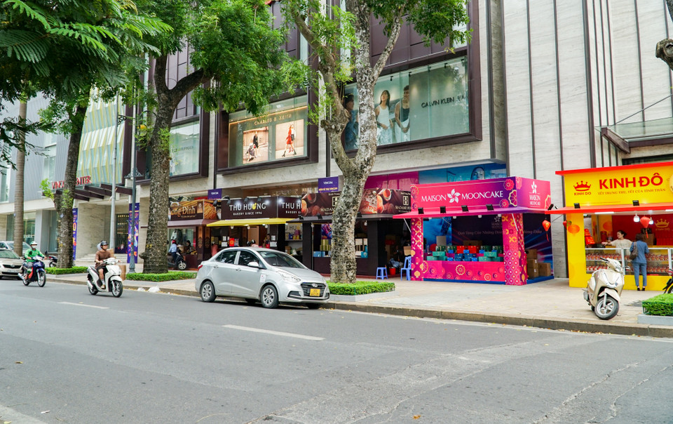 Cùng cảnh ngộ, loạt kiot kinh doanh bánh Trung Thu tại khu vực Vincom Bà Triệu khá vắng vẻ. (Ảnh: Minh Hiếu/Vietnam+)