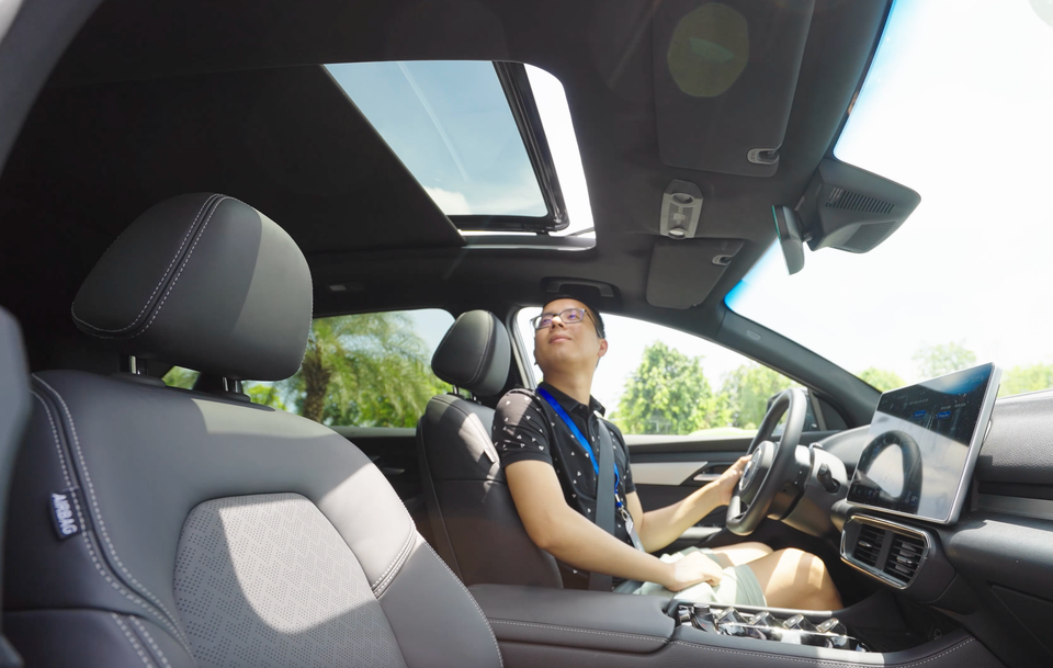 Cửa sổ trời là trang bị tiêu chuẩn cho phiên bản Plus. Khi bán ra thị trường, SUV điện VinFast có hai lựa chọn Eco và Plus. (Ảnh: Minh Hiếu/Vietnam+)