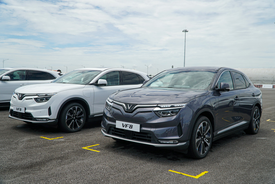 Giá xe VinFast VF8 là 1,109 tỷ đồng với bản Eco và 1,289 tỷ đồng bản Plus, chưa bao gồm giá thuê pin. Kể từ ngày 01/09/2022, hãng xe chính thức cung cấp thêm lựa chọn mua xe kèm pin, bên cạnh lựa chọn thuê pin. (Ảnh: Minh Hiếu/Vietnam+) 