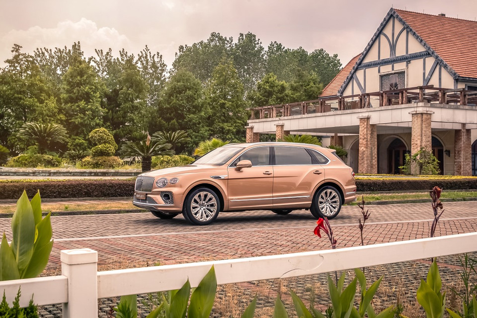 Cụ thể, Bentley Việt Nam phân phối Bentayga EWB 2023 tại thị trường trong nước với 3 phiên bản là Tiêu chuẩn, Azure và Azure First Edition. Bản Azure First Edition chỉ được bán với số lượng giới hạn vào giai đoạn đầu. (Ảnh nguồn: Bentley)