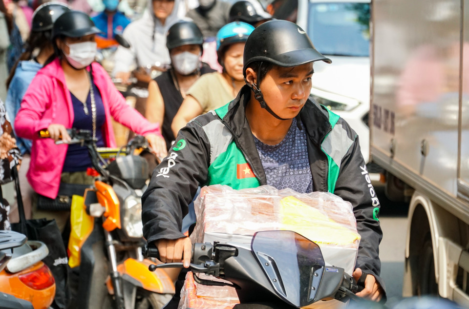 Năm nay, đội ngũ tài xế công nghệ cũng tham gia mua hộ bánh Trung Thu cho khách. (Ảnh: Minh Hiếu/Vietnam+)