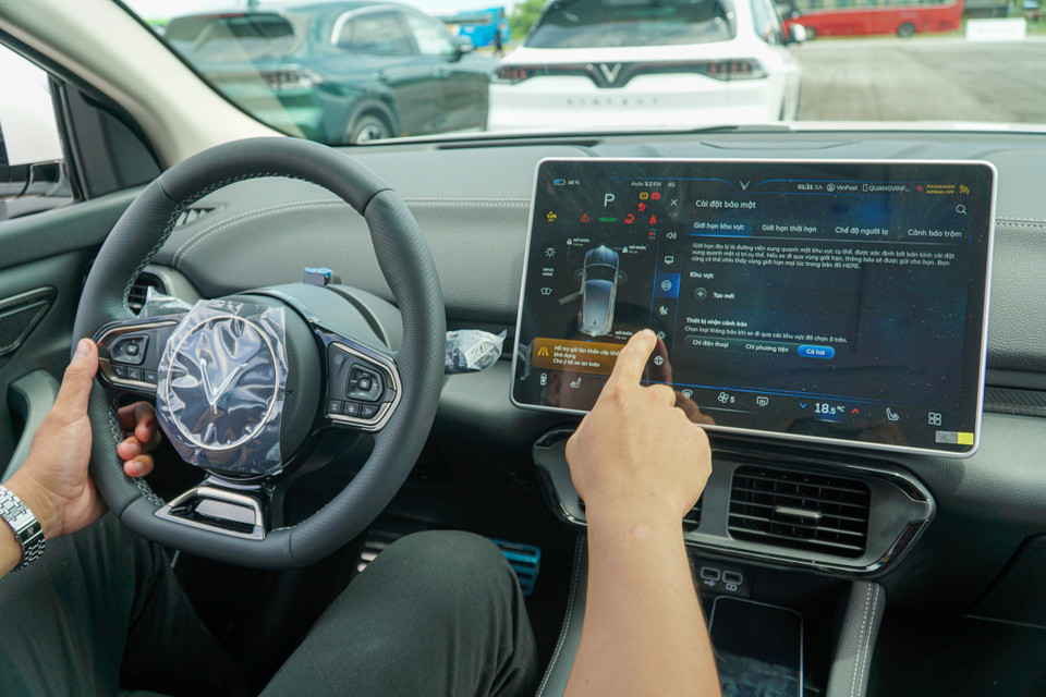 VF8 đã loại bỏ cụm đồng hồ sau vôlăng, giúp cho bảng táplô trông gọn gàng và liền mạch hơn. (Ảnh: Minh Hiếu/Vietnam+)