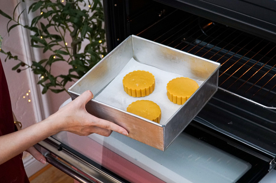 Bánh khi nhào bột xong sẽ được đưa vào lò để nướng. (Ảnh: Minh Hiếu/Vietnam+)