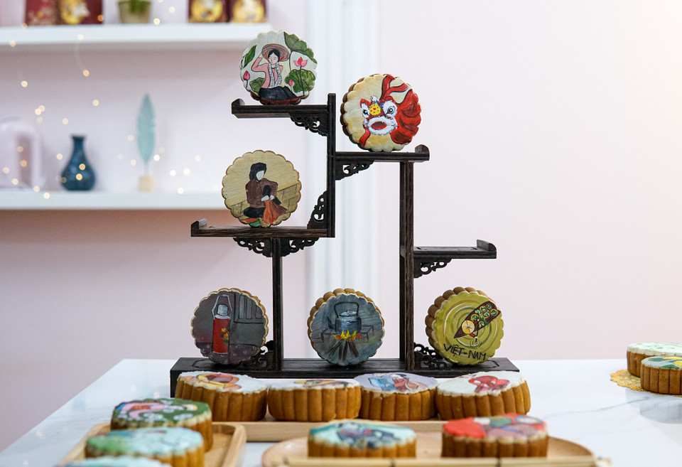 Bằng khả năng hội họa cùng tình yêu văn hóa dân tộc, Dương đã “khoác” lên những chiếc bánh Trung Thu truyền thống “lớp áo” là những bức tranh, các nhân vật, dụng cụ dân gian Việt Nam. (Ảnh: Minh Hiếu/Vietnam+)