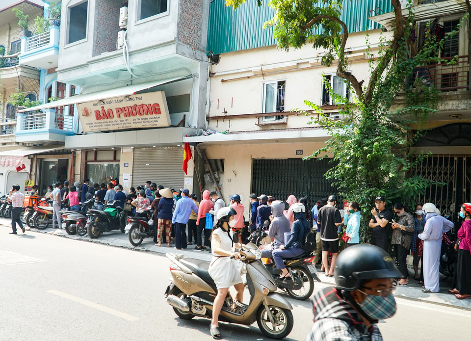 Hình ảnh người dân xếp hàng dài mua bánh Trung Thu trên con phố Thụy Khuê (quận Tây Hồ, Hà Nội) lại một lần nữa được tái hiện trong những ngày cận Tết Trung Thu 2022. (Ảnh: Minh Hiếu/Vietnam+) 