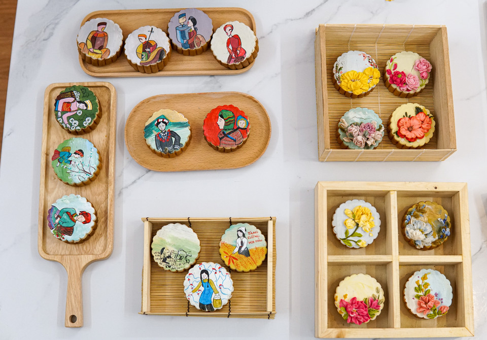 Giá thành của một chiếc bánh Trung Thu vẽ khá cao so với bánh thông thường, từ 250.000-300.000 đồng/chiếc; còn bánh điêu khắc hoa có giá từ 180.000-200.000 đồng/chiếc. Vì làm thủ công, tiêu tốn nhiều thời gian nên Dương chỉ nhận đặt hàng số lượng vừa phải để đảm bảo chất lượng. (Ảnh: Minh Hiếu/Vietnam+)
