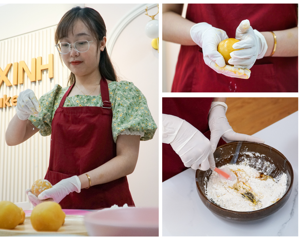 Cách làm nền bánh trải qua 4 công đoạn: Đầu tiên là ngâm đậu xanh từ 2 đến 3 tiếng rồi ninh nhừ với ít muối; tiếp theo cho đậu đã nấu xay nhuyễn với đường rồi lọc cho mịn; cho hỗn hợp trên lên bếp rồi sên như bánh trung thu, khi gần quyện thì hòa dầu dừa với bột mì vào, đến khi róc chảo là hoàn thành. Bước cuối là lấy hỗn hợp này nặn lên bề mặt bánh trung thu là xong giai đoạn làm nền để vẽ màu. (Ảnh: Minh Hiếu/Vietnam+)