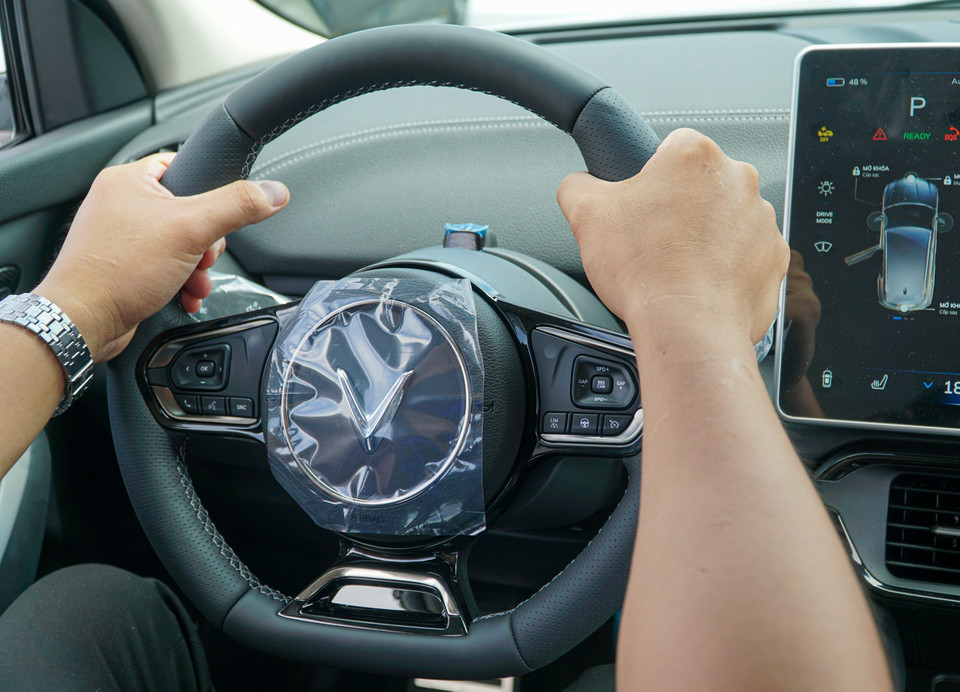 VinFast VF 8 có hai phiên bản gồm Eco và Plus, trong đó phiên bản VF 8 Eco được trang bị động cơ điện có công suất tối đa 260kW, pin có khả năng di chuyển tới 420km sau mỗi lần sạc đầy (theo tiêu chuẩn WLTP). Còn phiên bản Plus có công suất tối đa 300kW, pin có khả năng di chuyển tới 400km sau mỗi lần sạc. (Ảnh: Minh Hiếu/Vietnam+) 