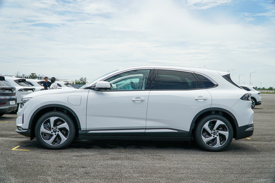 VinFast VF8 là mẫu xe điện được định phân khúc SUV cỡ D sau mẫu VF34 đầu tiên. Xe được thiết kế 5 chỗ ngồi, kích thước tổng thể các chiều dài, rộng, cao lần lượt là 4.750 x 1.934 x 1.667 mm. (Ảnh: Minh Hiếu/Vietnam+)