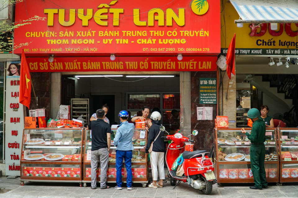 Trái ngược với cảnh đông nghịt người xếp hàng mua bánh Trung Thu Bảo Phương, nhiều thương hiệu bánh khác trên phố Thụy Khuê lại khá vắng khách. (Ảnh: Minh Hiếu/Vietnam+)