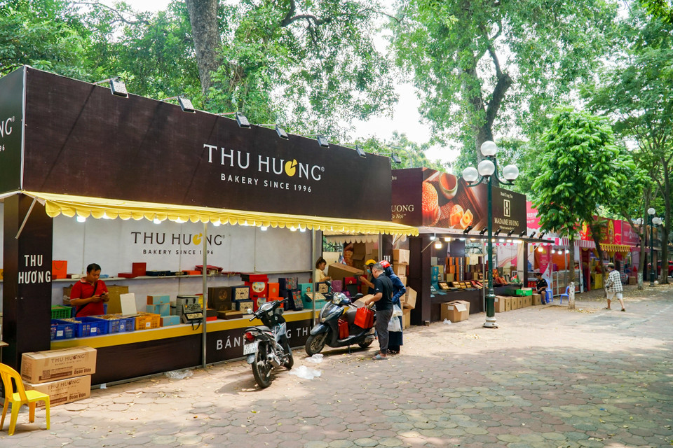 Các kiot bánh trên tuyến phố Phan Đình Phùng chỉ có lác đác người mua. (Ảnh: Minh Hiếu/Vietnam+)