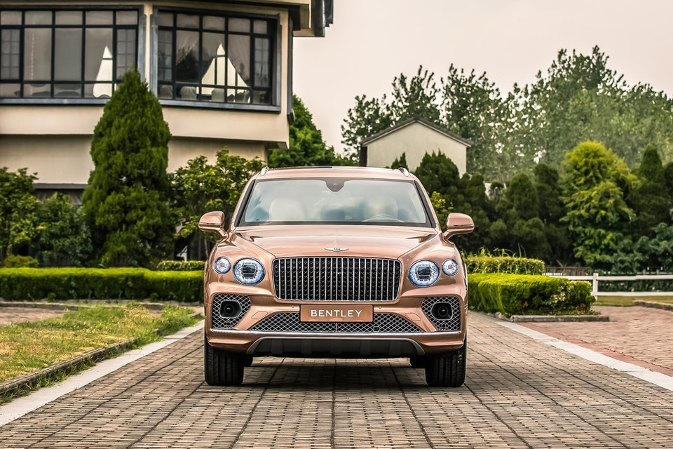 Phần đầu xe của Bentayga EWB gây chú ý nhờ trang bị lưới tản nhiệt "Vertical Vane Grille" lấy cảm hứng từ mẫu Flying Spur. So với biến thể tiêu chuẩn, Bentayga EWB có trục cơ sở kéo dài thêm 180mm, đạt mức 3.175mm. (Ảnh nguồn: Bentley)