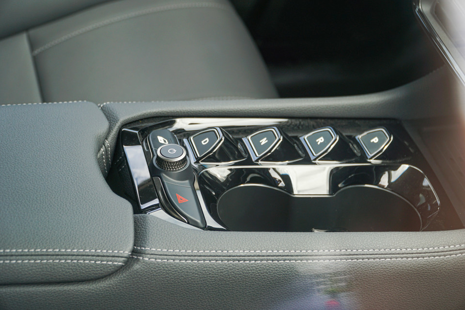 Khu vực chuyển số của xe thiết kế dạng nút bấm. Xe có ga tự động, giới hạn tốc độ kèm nhiều trang bị an toàn chủ động. (Ảnh: Minh Hiếu/Vietnam+)