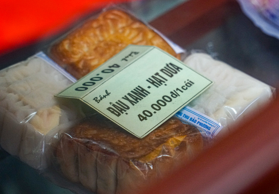 Giá mỗi chiếc bánh Trung Thu tại đây từ 40.000-70.000 đồng/chiếc. Theo chia sẻ của đại diện cửa hàng, mặc dù giá nguyên liệu đầu vào năm nay tăng cao nhưng giá bánh vẫn không đổi. (Ảnh: Minh Hiếu/Vietnam+)