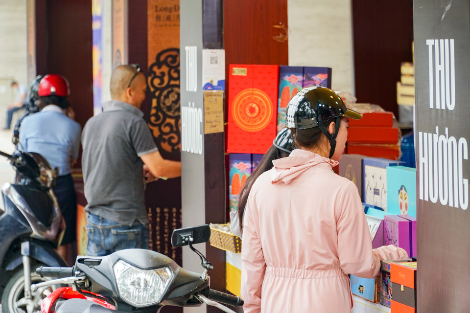 Một số nhân viên bán bánh cho hay khách hàng thường mua biếu rải rác từ giữa tháng trước đến nay nên không có tình trạng đông đúc. Những người mua cận ngày đa số là khách mua để thắp hương hoặc để thưởng thức bánh. (Ảnh: Minh Hiếu/Vietnam+)