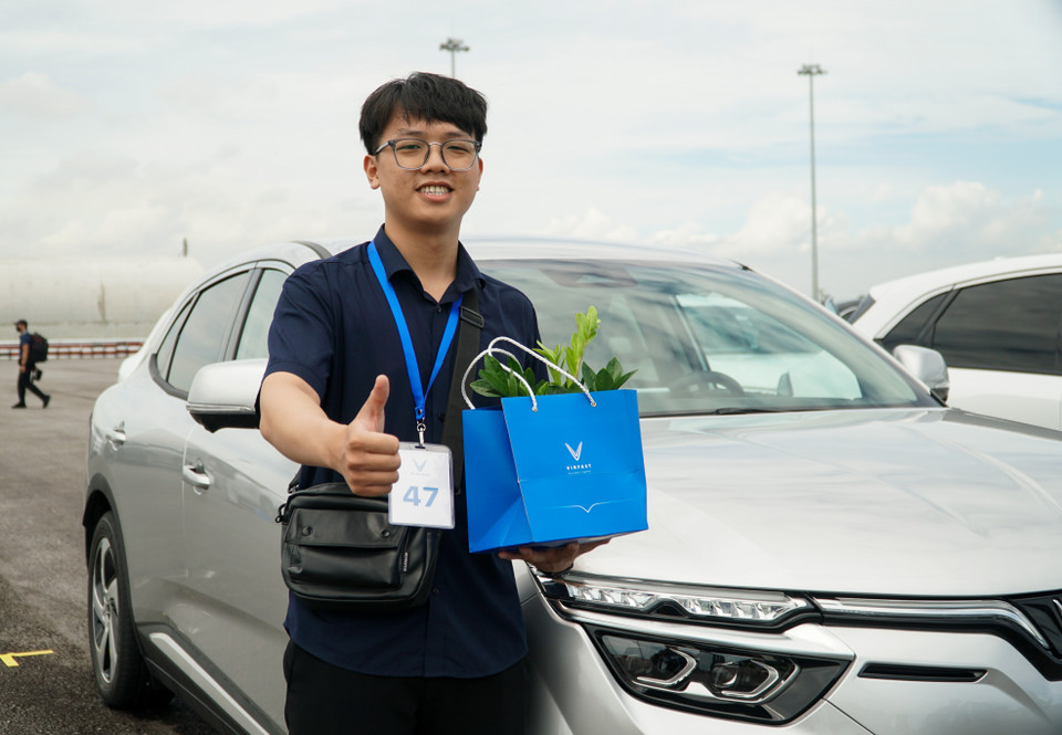 Anh Đoàn Trường Giang (Hưng Yên) là một trong những vị khách trong đợt nhận xe này. Anh Giang cho biết bản thân vô cùng phấn khích và thích thú khi trải nghiệm xe với nhiều tính năng công nghệ hiện đại. (Ảnh: Minh Hiếu/Vietnam+)
