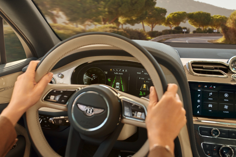 Bên cạnh những công nghệ an toàn quen thuộc, Bentley Bentayga EWB còn được trang bị tính năng chống lật chủ động điện tử 48V (Bentley Dynamic Ride). Tính năng này giúp mang lại khả năng cân bằng và ổn định cho phương tiện tốt hơn. (Ảnh nguồn: Bentley)