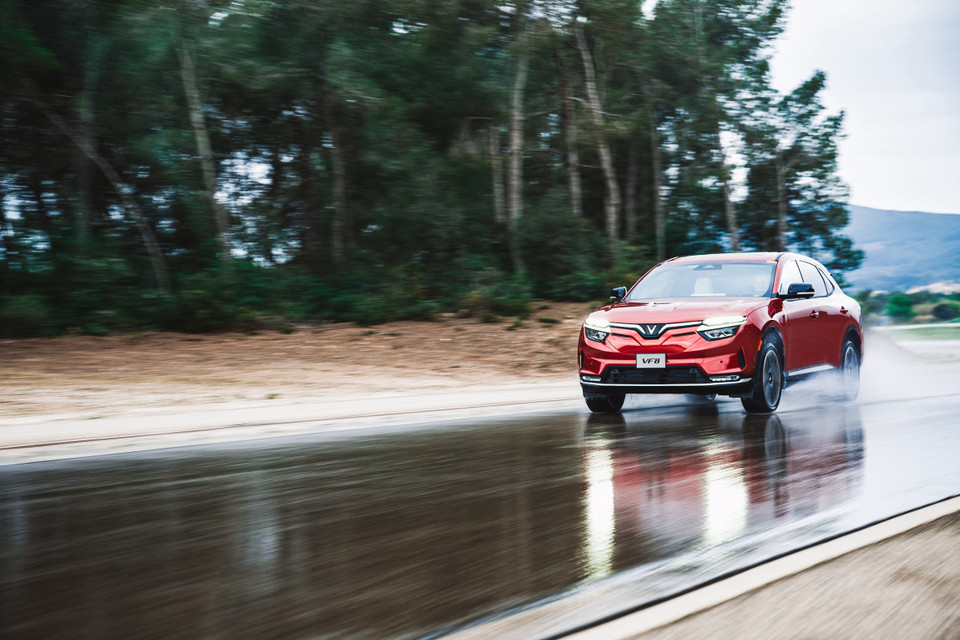 VinFast VF8 trang bị hệ thống trợ lái nâng cao (ADAS) với loạt tính năng tiên tiến như hỗ trợ lái trên đường cao tốc, tự động chuyển làn, hỗ trợ đỗ xe thông minh… (Ảnh: PV/Vietnam+)