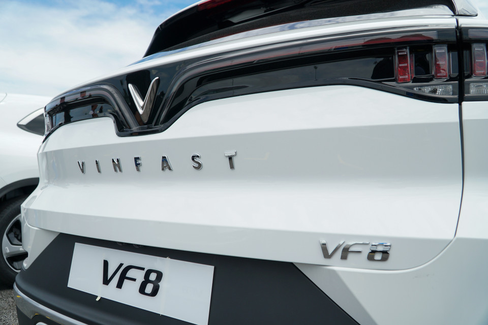 Đuôi xe VinFast VF8 mang nét cứng cáp với đèn hậu LED tương tự các dòng Lux A 2.0 và SA 2.0 khi dải LED định vị hình chữ V vắt ngang đuôi xe. (Ảnh: Minh Hiếu/Vietnam+)