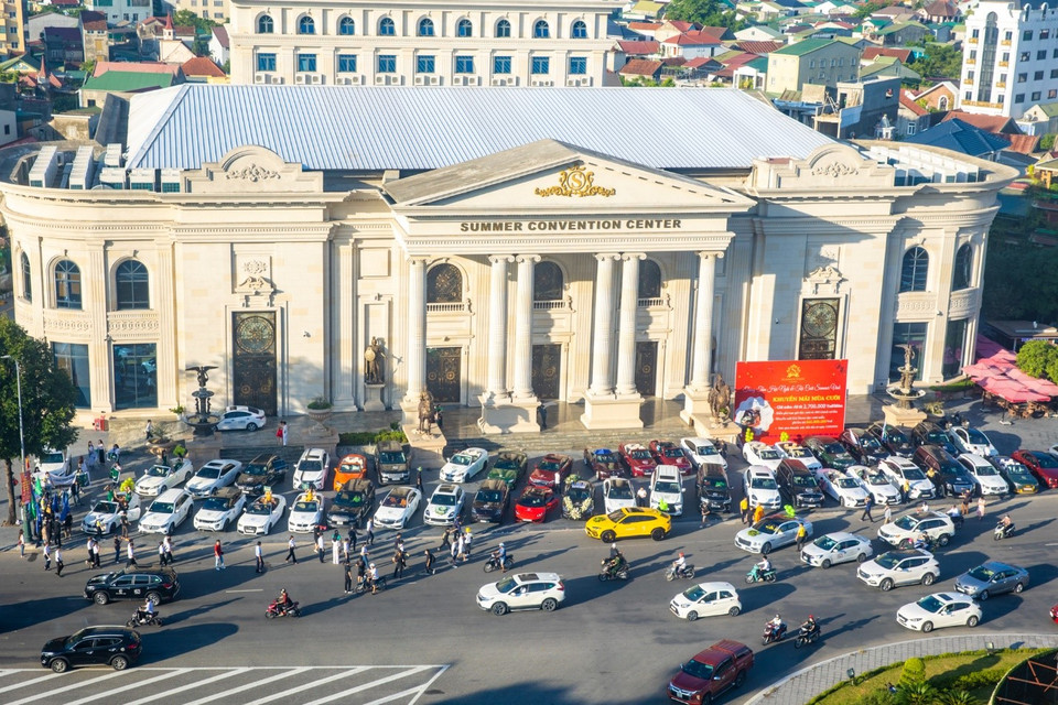 Đoàn xe sẽ tiếp tục diễu hành tại thành phố Vinh cho tới hết ngày 17/9, phục vụ người dân và những người yêu thích siêu xe, xe sang. (Ảnh: CTV/Vietnam+)