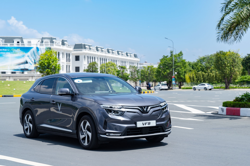 Theo kế hoạch của hãng xe Việt, sau khi bàn giao xe tại Việt Nam, VinFast dự kiến xuất khẩu lô xe điện VinFast VF8 với số lượng khoảng 5.000 chiếc tới Mỹ, Canada và châu Âu vào đầu tháng 11 tới, khách hàng quốc tế đầu tiên của VinFast VF8 có thể nhận xe vào tháng 12/2022. (Ảnh: PV/Vietnam+) 