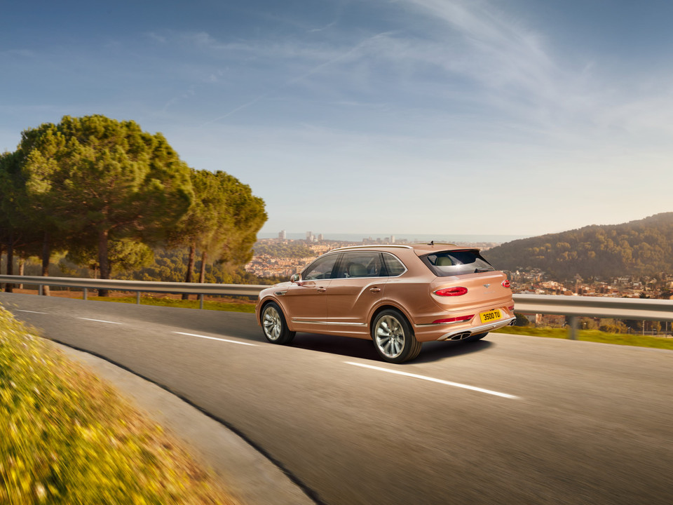 Tiếp đến là trang bị không kém phần thu hút, chính là bộ la-zăng 22 inch thiết kế 10 chấu. Đây cũng là mẫu xe đầu tiên của Bentley được trang bị công nghệ đánh lái 4 bánh điện tử, công nghệ này giúp bán kính quay đầu giảm 7%, xuống còn 11,8 m. (Ảnh nguồn: Bentley)