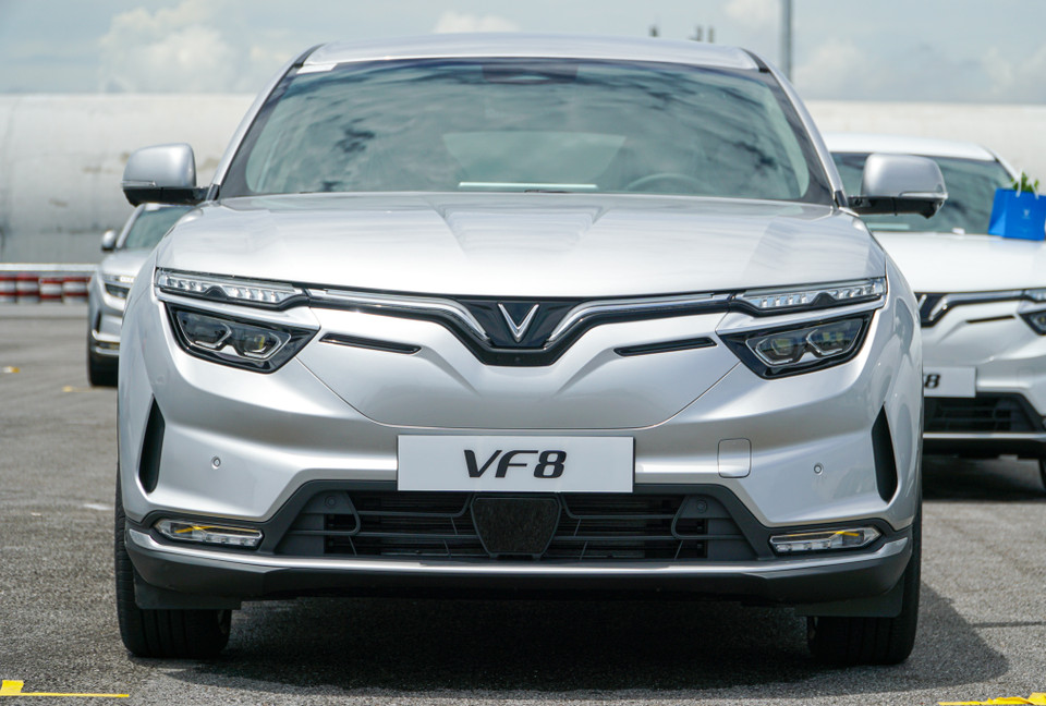 Phần đầu xe được thiết kế cầu kỳ và ấn tượng hơn các mẫu xe trước, nhưng vẫn sở hữu dải đèn LED tạo hình chữ V như các mẫu xe trước đó của VinFast. (Ảnh: Minh Hiếu/Vietnam+)