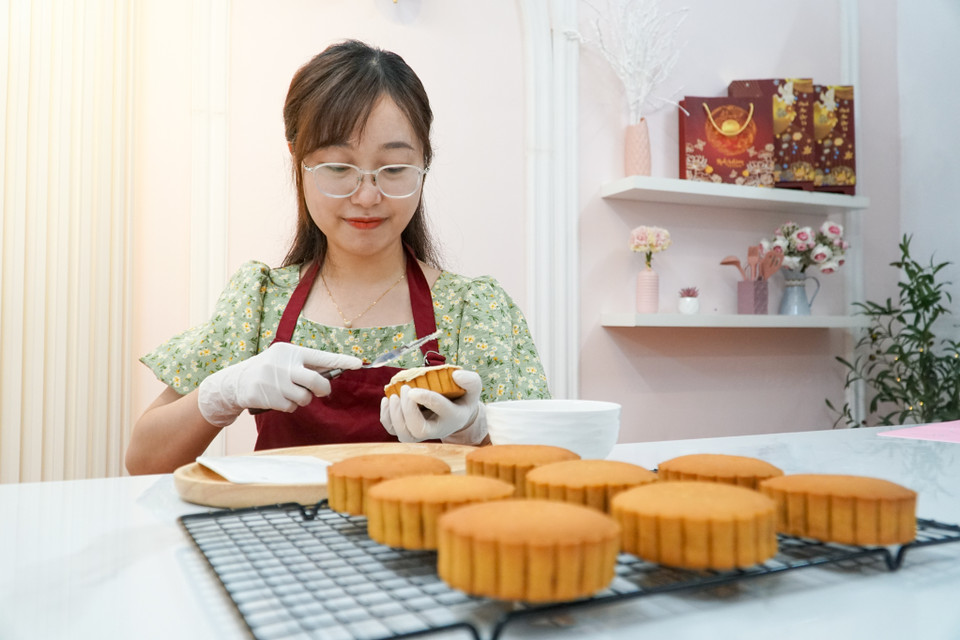 Trong quá trình làm ra những tác phẩm bánh hoàn thiện, Dương có găp nhiều khó khăn trong việc tìm ra chất liệu và thao tác vẽ bởi nếu vẽ trực tiếp lên mặt bánh thì màu sẽ dễ bị lem và khó lên màu chuẩn. (Ảnh: Minh Hiếu/Vietnam+)