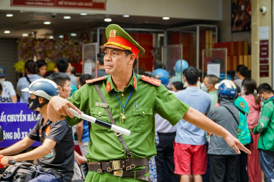 Lực lượng công an phường Thụy Khuê đang điều tiết giao thông tránh trường hợp ùn tắc trên tuyến đường. (Ảnh: Minh Hiếu/Vietnam+)