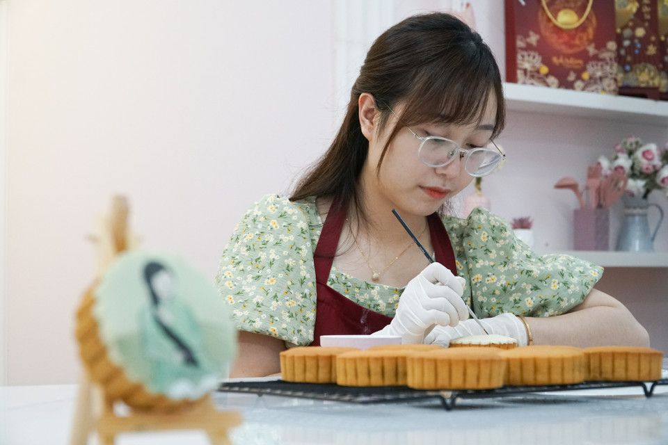 "Công đoạn quan trọng nhất có lẽ là ở việc vẽ làm sao thể hiện được cái hồn ngay trên sản phẩm. Bản thân mình trước kia đã hỏng rất nhiều lần nhưng sau một thời gian quen tay, thao tác nhẹ nhàng hơn thì sẽ cho ra các sản phẩm tốt hơn," Thùy Dương cho hay. (Ảnh: Minh Hiếu/Vietnam+)