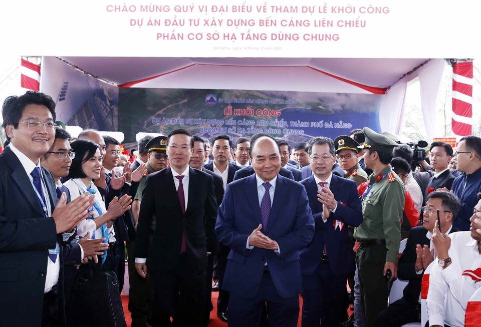 Chủ tịch nước Nguyễn Xuân Phúc và Thường trực Ban Bí thư Võ Văn Thưởng đến dự buổi lễ khởi công dự án đầu tư xây dựng Bến cảng Liên Chiểu, phần cơ sở hạ tầng dùng chung. (Ảnh: Thống Nhất/TTXVN)