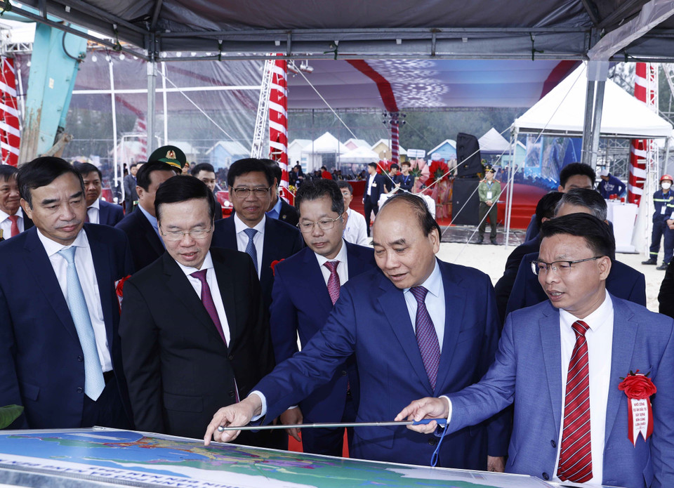 Hình ảnh Chủ tịch nước Nguyễn Xuân Phúc và Thường trực Ban Bí thư Võ Văn Thưởng nghe giới thiệu về tổng thể dự án. (Ảnh: Thống Nhất/TTXVN)